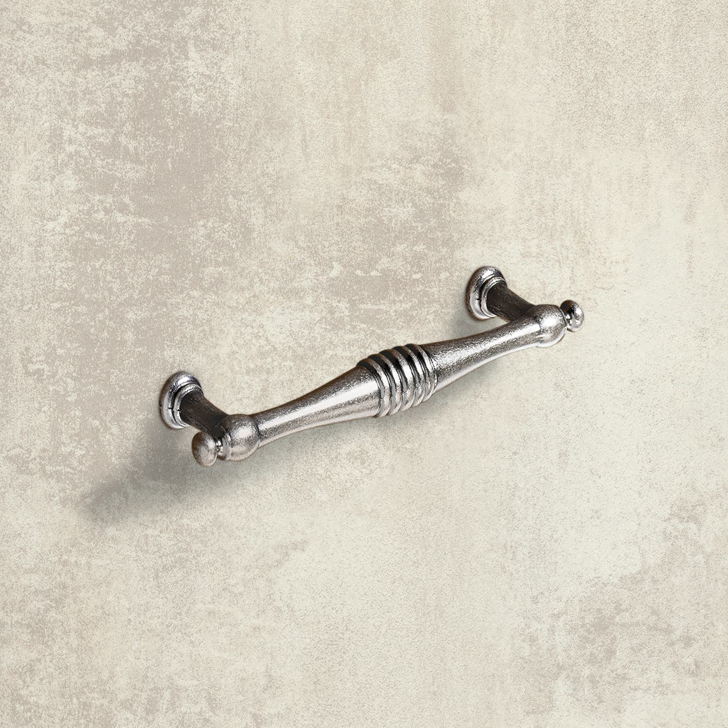 Poignée Osimo, entraxe de perçages 96, L 120 mm, H 22 mm, ø 13 mm, aspect étain antique