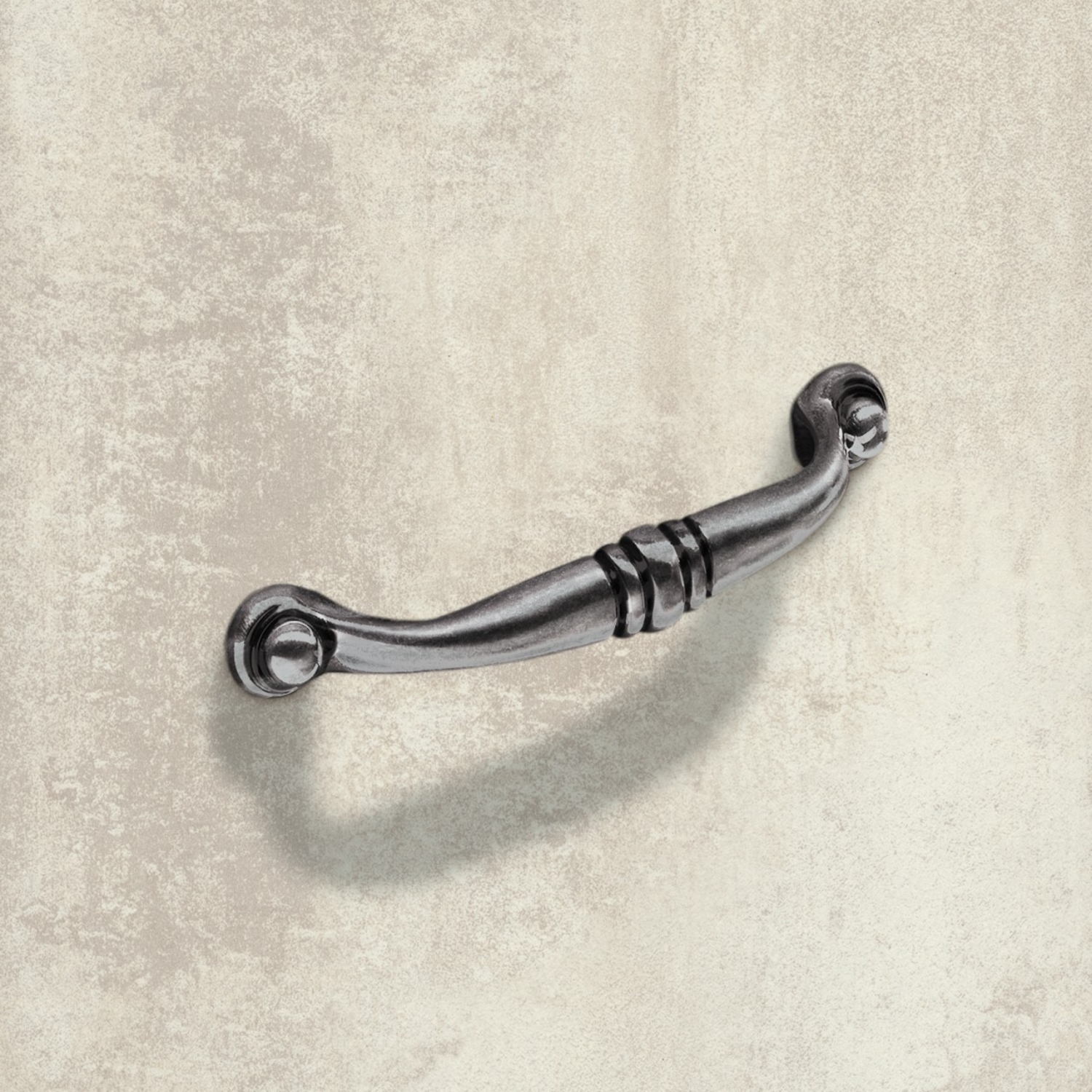 Poignée Alberta, entraxe de perçages 96, L 110 mm, B 14 mm, H 28 mm, aspect étain antique