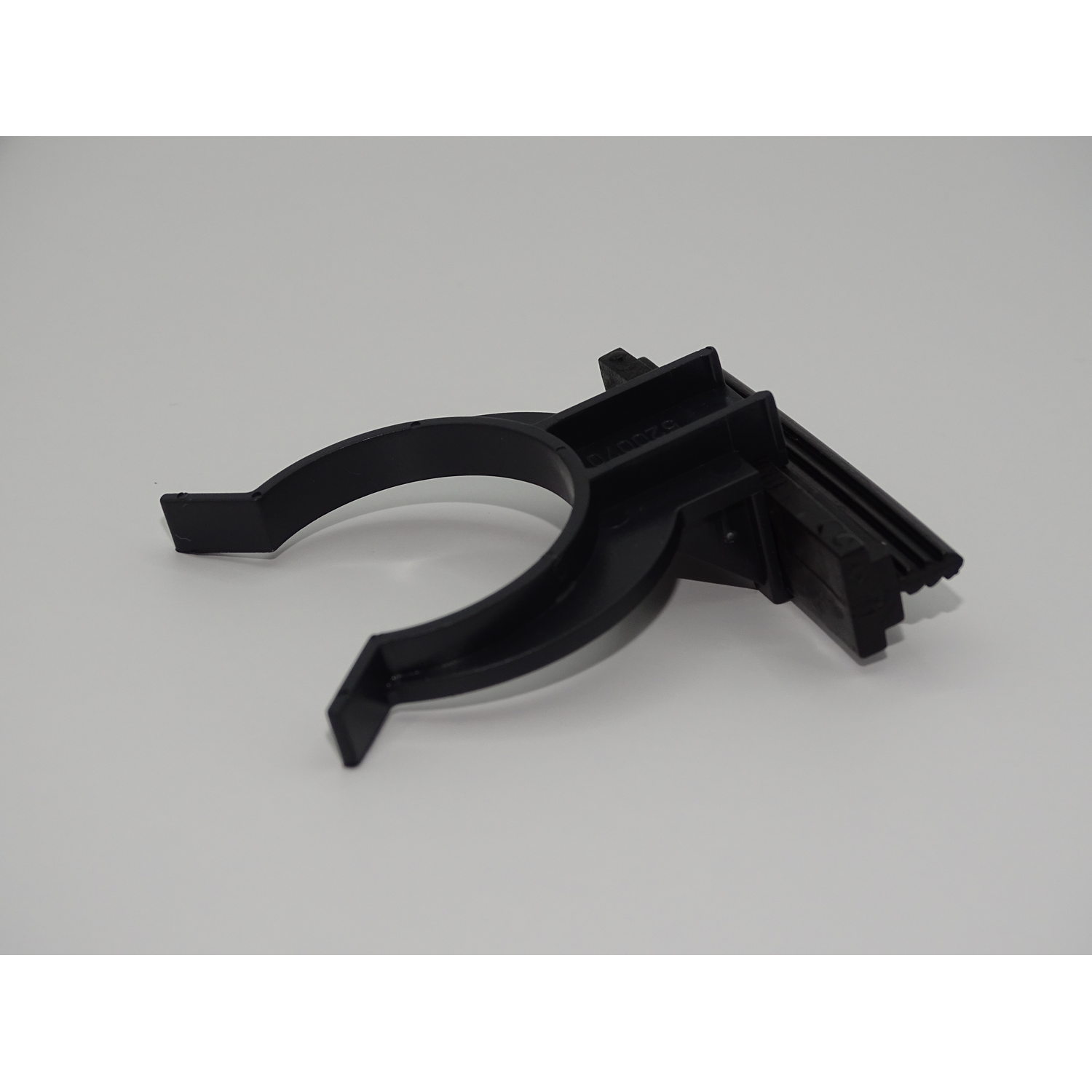 Clip pr plinthe noir pr pied 5000  