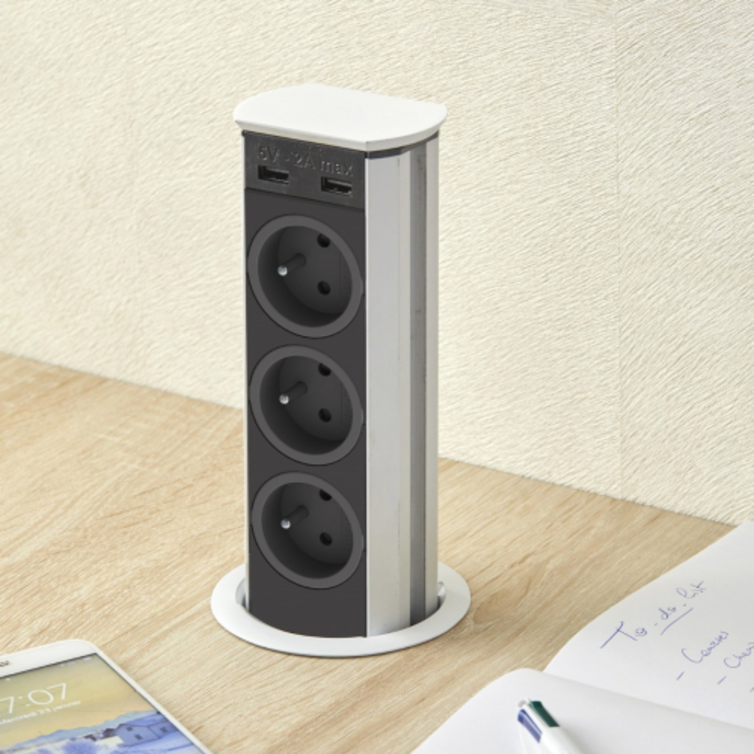 Brick wit b-f  3 stopcontacten + 2 usb
