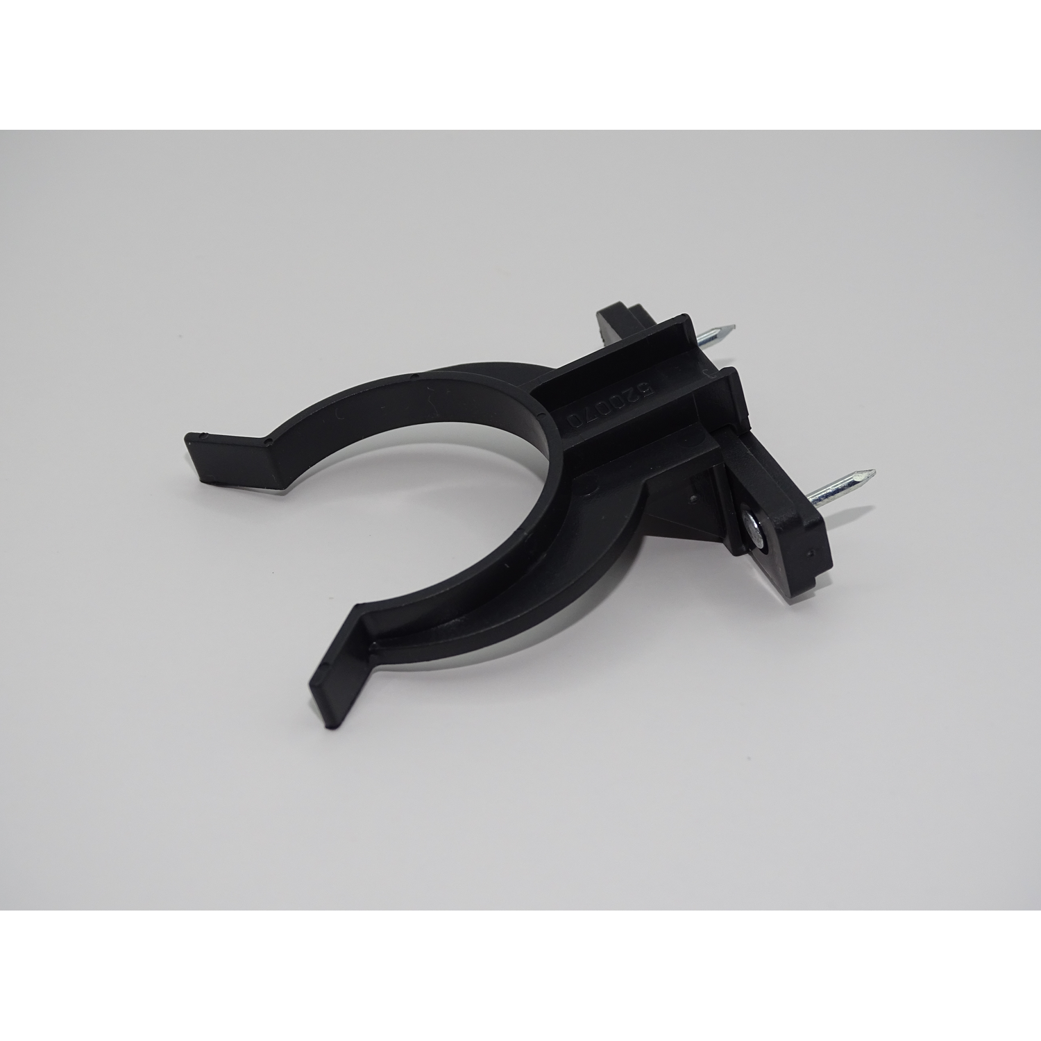 Clip pr plinthe noir pr pied 5000  