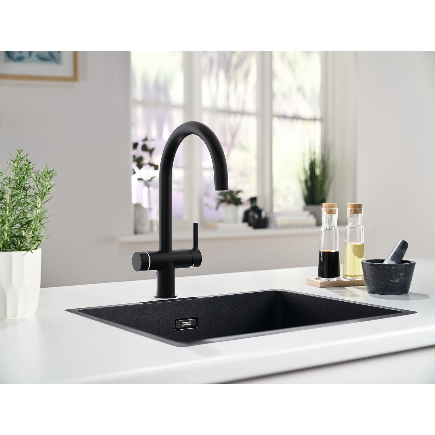 Maris Water Hub - Système 3 en 1 à bec orientable / Levier sur le côté / Noir mat / Bouilloire 4 litres