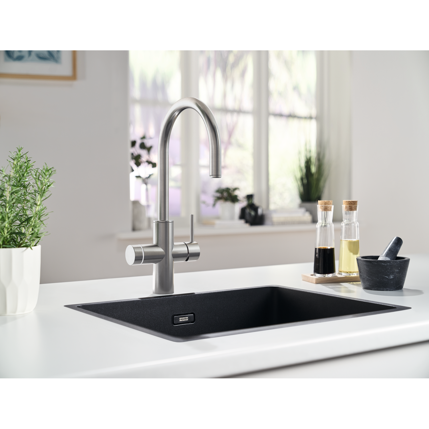 Mythos Water Hub 5 en 1 - Mitigeur à bec orientable / Levier sur le côté / Inox