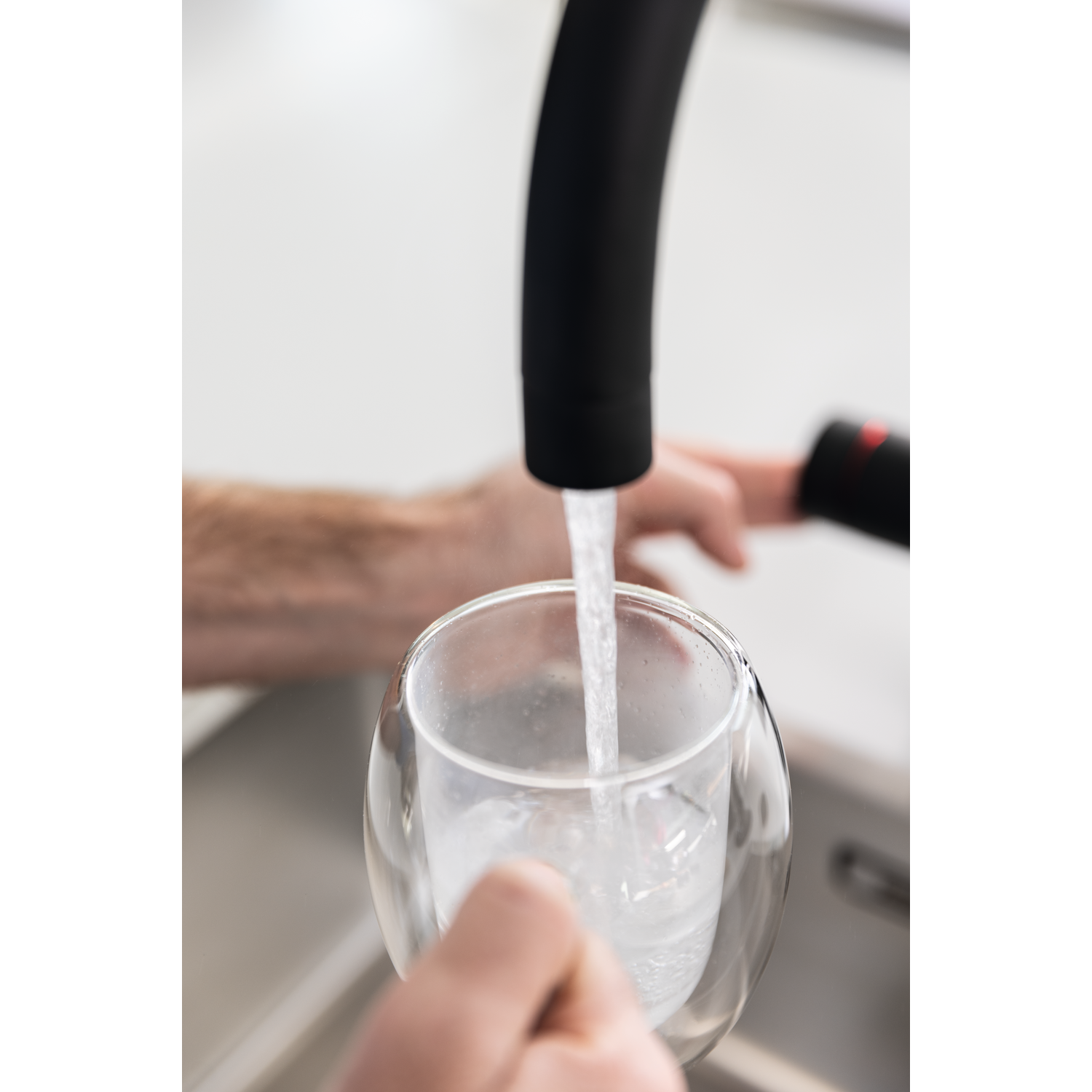 Maris Water Hub - Système 3 en 1 à bec orientable / Levier sur le côté / Noir mat / Bouilloire 4 litres