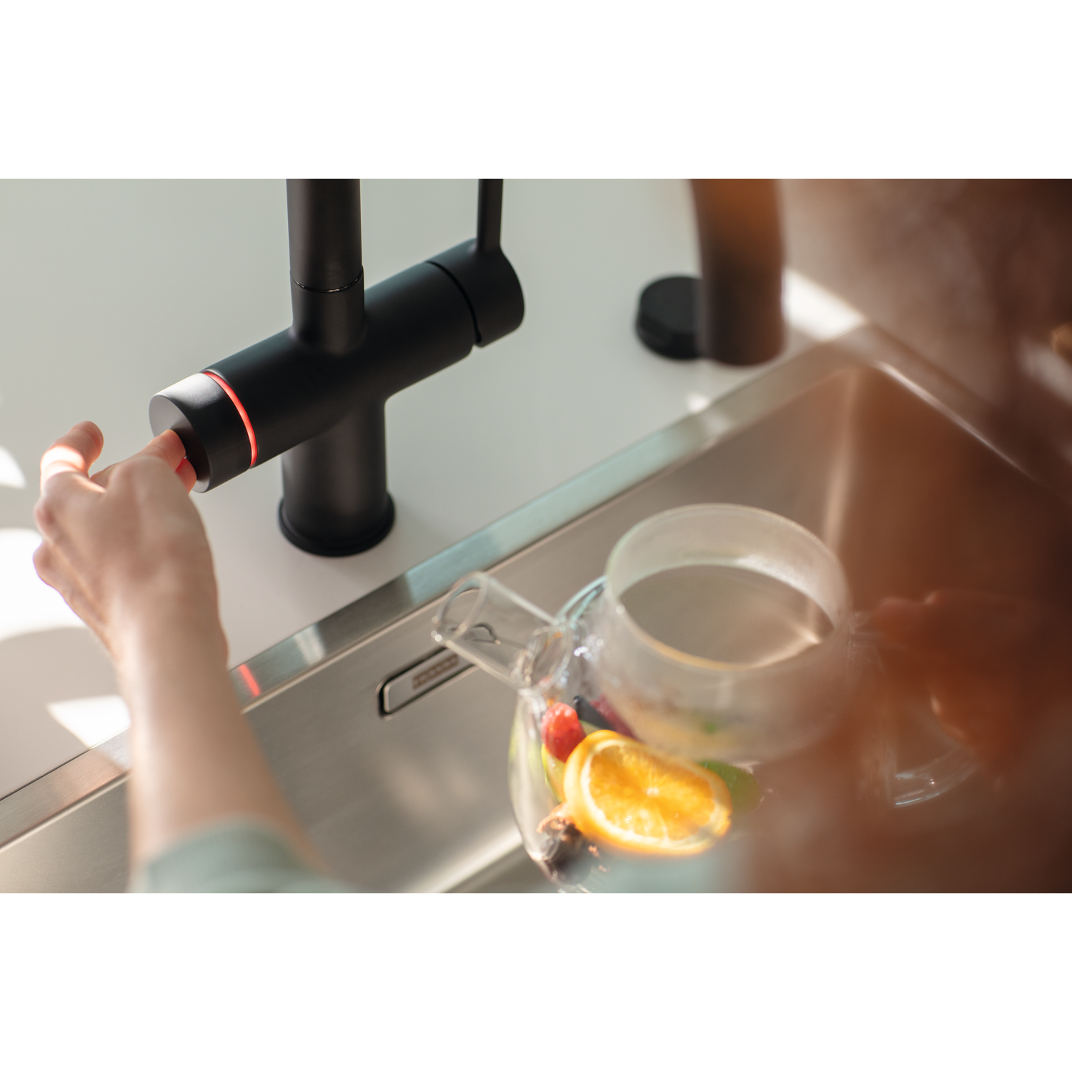 Maris Water Hub - Système 3 en 1 à bec orientable / Levier sur le côté / Noir mat / Bouilloire 4 litres