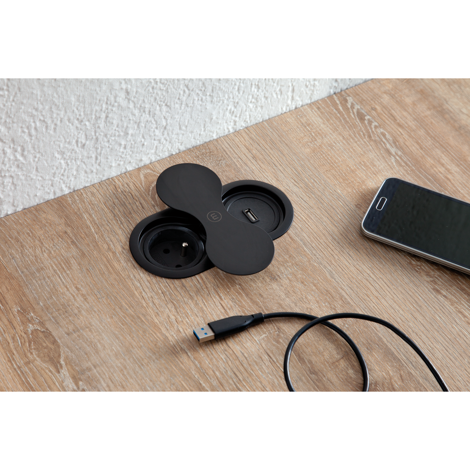 Eight noir d-nl-l 1 prise + 1 usb  