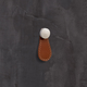 Bouton Galati, L 27 mm, B 3 mm, H 57 mm, cuir brun clair