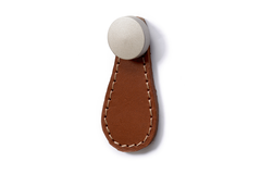Bouton Galati, L 27 mm, B 3 mm, H 57 mm, cuir brun clair