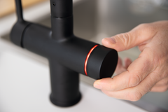 Maris Water Hub - Système 3 en 1 à bec orientable / Levier sur le côté / Noir mat / Bouilloire 4 litres